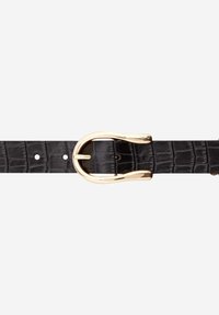 Zwarte faux krokodillenleren riem met een glanzende gouden ovale gesp en meerdere verstelgaten op een witte achtergrond.