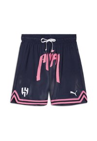 Tamsiai mėlynos tinklinės sportin�ės šortai su rožinės spalvos "PUMA" tekstu, balta virvele, rožinėmis juostelėmis apatinėje dalyje ir baltu "Puma" logotipu priekyje.
