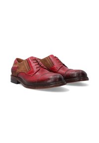 Rote und braune Lederschuhe mit runder Zehenform, ausgestattet mit Schnürsenkeln, kontrastierenden Einsätzen und einer strukturierten Oberfläche. Mit gestickten Details entlang der Sohle.