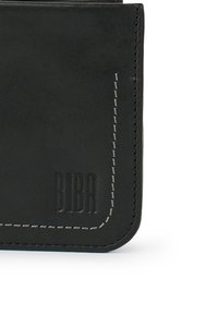 Portefeuille en cuir noir avec des coutures blanches, une surface texturée et un logo en relief. Design compact avec une forme rectangulaire épurée.