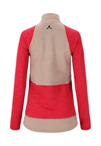 Långärmad topp med hög krage, röda ärmar och en beige kropp med texturerade linjer. Svart logotyp på baksidan.