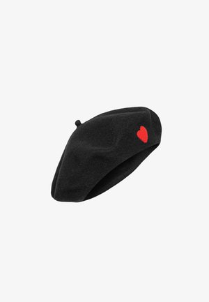 Czarna wełniana beretka o miękkiej fakturze, z małym czerwonym sercem wyszytym z boku, okrągły kształt i z węzełkiem na górze.