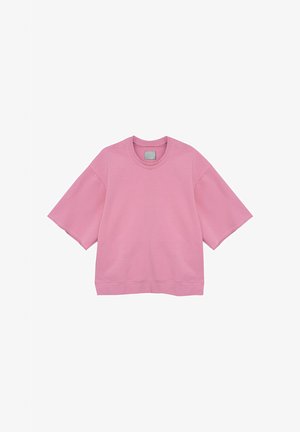 Różowy, oversize'owy sweatshirt z krótkim rękawem i okrągłym dekoltem, o luźnym kroju, zaprezentowany na białym tle.