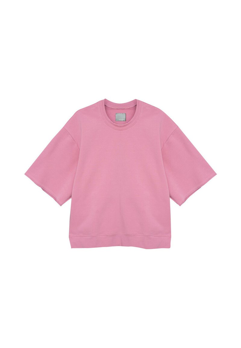 Różowy, oversize'owy sweatshirt z krótkim rękawem i okrągłym dekoltem, o luźnym kroju, zaprezentowany na białym tle.