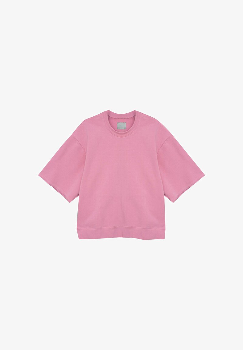 Różowy, oversize'owy sweatshirt z krótkim rękawem i okrągłym dekoltem, o luźnym kroju, zaprezentowany na białym tle.