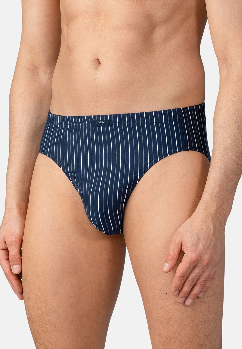 Mörkblå randiga kalsonger gjorda av mjukt tyg. Har en bekväm midjeresår och en etikett på framsidan för varumärkesidentifiering.