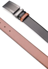 Czarny skórzany pasek z teksturowaną srebrną klamrą. Brązowy akcent przy klamrze. Pasek ma otwory do regulacji.