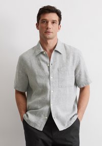 Helles graues Kurzarm-Hemd mit Knöpfen aus Leinen, das über eine Brusttasche und einen entspannten Schnitt verfügt. Glatte Textur, einfaches Design und klassischer Kragen.