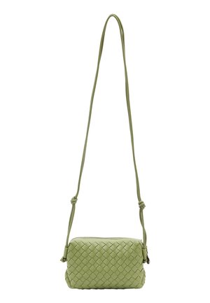 Petit sac bandoulière en cuir tressé vert clair avec une longue bandoulière réglable et une fermeture éclair.