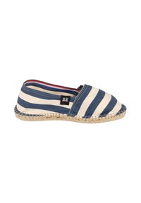 Chaussure espadrille rayée bleu et blanc avec semelle tissée et petite étiquette en tissu noir sur le côté, vue de l'extérieur.