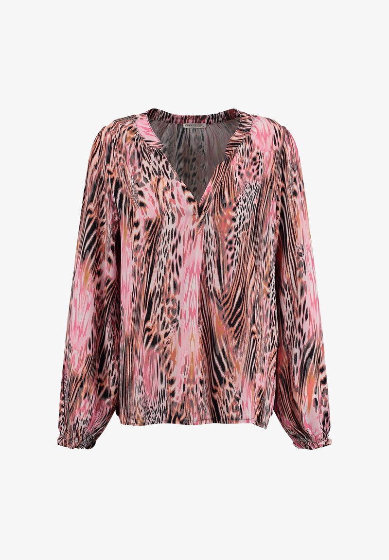 Blouse à manches longues avec imprimé animalier abstrait rose, noir et marron, et un col en V avec un léger détail volanté.