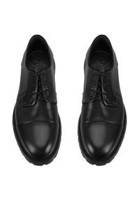 Schwarze Lederschuhe mit glatter Oberfläche, Schnürdesign, runde Zehenform und kontrastierenden strukturierten Sohlen. Minimalistischer Stil, kein sichtbares Branding.