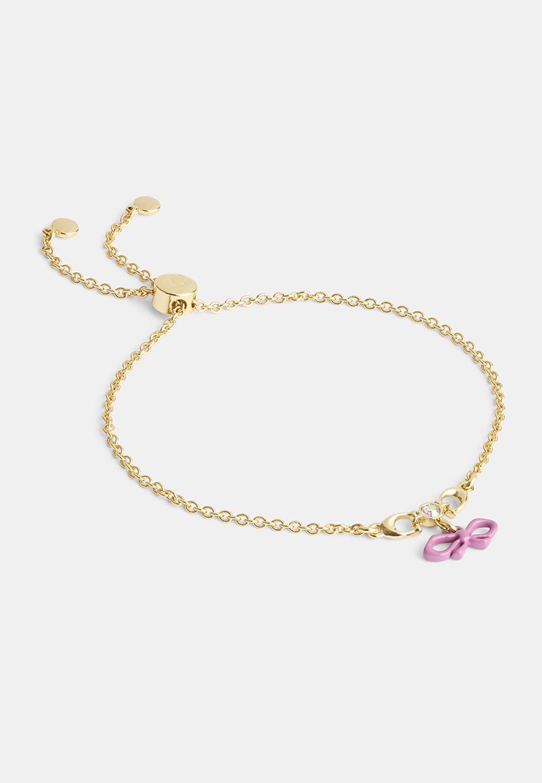 Armband mit goldfarbener Kette, das einen rosa Schleifenanhänger mit einem kleinen klaren Edelstein zeigt, verstellbare Länge mit Schiebeschließe.