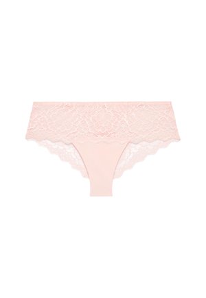 Różowa bielizna z koronką, z szerokim koronkowym pasem i falistymi brzegami, wykonana z miękkiego, elastycznego materiału.