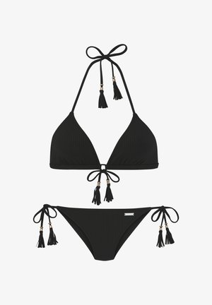 Zwarte bikini set met geribbelde textuur. Triangle top heeft gouden accenten en franjes. De onderkant heeft zijknopen met franjes.