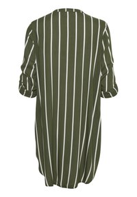 Tunique verte avec des rayures verticales blanches, de coupe décontractée, ourlet arrondi et manches retroussées, fabriquée en tissu léger.