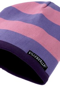 Dzianinowa czapka z różowymi i purpurowymi paskami, charakteryzująca się prążkowaną teksturą oraz czarną metką z wyraźnym napisem "VILLERVALLA".