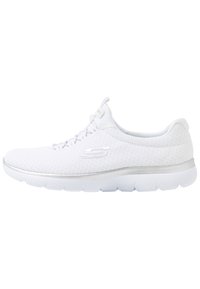 Scarpe atletiche bianche in maglia con tomaia traspirante, chiusura con lacci, accenti argentati e suola testurizzata per una migliore aderenza.