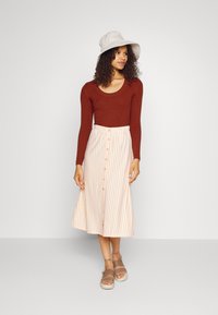 ONLY Tall ONLJOLLA SKIRT - Saia evasé - cloud dancer