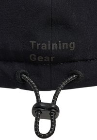 Svart träningsväska med texturerad tyg, med dragsko-stängning, justerbar snodd och "Training Gear" tryckt i grått.