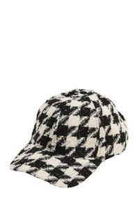 Czapka w wzór houndstooth w czerni i bieli, z teksturowanej tkaniny, z zakrzywionym daszkiem i haftowanymi detalami.