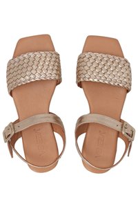 Geweven metallic gouden sandalen met een vierkante neus, voorzien van een brede band en een verstelbare enkelgesp. Platte zool met een gladde afwerking.