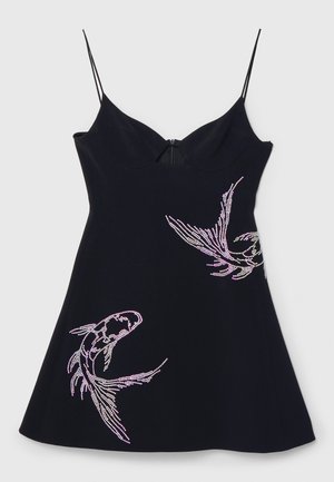 Μαύρο νυχτικό χωρίς μανίκια με εφαρμοστό κορσέ και φαρδύ φουστάνι. Διακοσμείται με ροζ και λευκά ρουμπινένια ψάρια και θαλάσσια σχέδια στο μπροστινό μέρος.