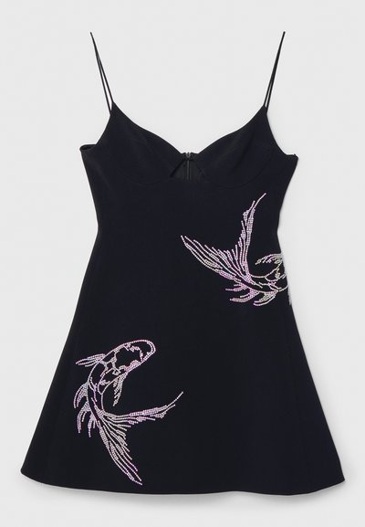 Czarna sukienka bez rękawów z dopasowaną górą i rozkloszowaną spódnicą. Na przodzie zdobiona różowymi i białymi cyrkoniowymi rybami oraz motywami wodnymi.