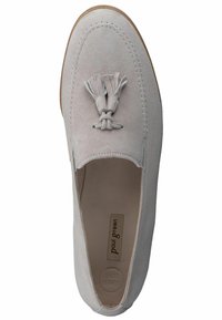 Mocassino in suede grigio con punta arrotondata, dettaglio a nappina sul davanti e suola in gomma chiara. Interno etichettato "Super Soft."