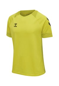T-shirt de sport jaune vif à manches courtes avec logo hummel noir sur la poitrine et bandes en chevrons sur la manche droite, col rond.