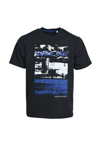 Černé bavlněné tričko s předním potiskem, který zahrnuje modrý text "Kaporal Jeans" a abstraktní vzory v bílé a modré barvě. Krátké rukávy, kulatý výstřih.