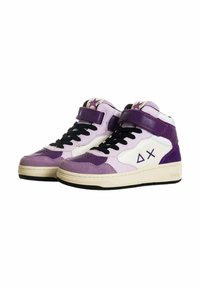 Sneakers alte caratterizzate da una combinazione di suede viola chiaro e scuro con pelle bianca, lacci neri, una fascia in velcro e un dettaglio con logo.