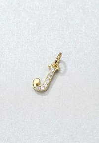 Charm en forme de lettre 'J' en or orné de pierres précieuses claires, avec une queue bouclée et une petite boucle pour l'attache. La surface a une finition polie.