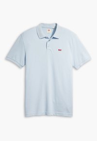 Ljusblå polo skjorta i bomull, med en treknäppningsknäppning, korta ärmar och en liten röd Levi's-logotyp på bröstet.