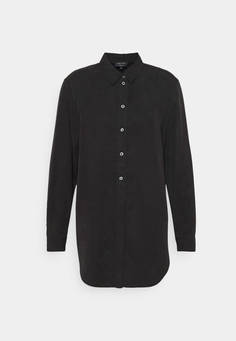 Chemise noire à manches longues avec un col pointu et un ourlet arrondi, présentée sur un fond blanc uni.
