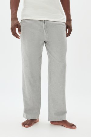 Pantaloni de pijama gri deschis dintr-un material moale și texturat, cu talie elastică și șnur ajustabil. Design cu picior drept, ușor.