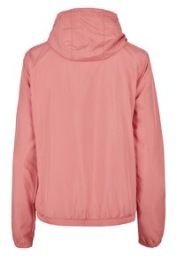 Giacca leggera rosa con cappuccio, con polsini e orlo elasticizzati, caratterizzata da una finitura liscia e opaca e un design semplice e lineare.
