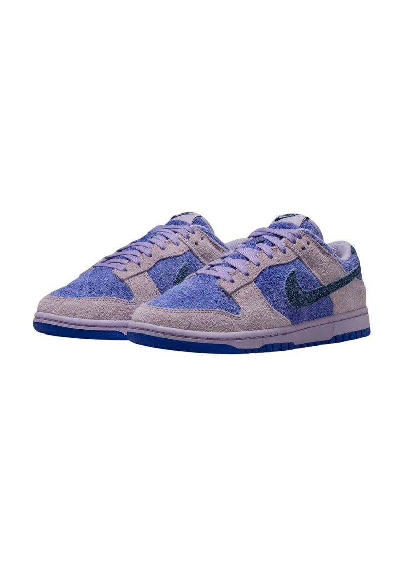 Les baskets Nike Dunk sont conçues avec un mélange de daim violet clair et de tissu texturé, avec un swoosh bleu foncé et une semelle en caoutchouc assortie.