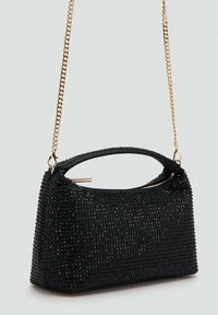 Bolso de mano negro con cuentas y una correa de cadena dorada, con una forma estructurada, cierre con cremallera y un asa superior para opciones de transporte versátiles.