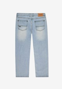 Jasnoniebieskie dżinsy z prostymi nogawkami, dwoma tylnymi kieszeniami, subtelnym przetarciem oraz beżową skórzaną metką z napisem "PROSTO" na pasku.