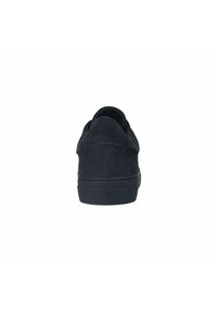 Zwarte suède sneaker met een afgeronde neus, gewatteerde kraag en verhoogde hak. Voorzien van minimale branding aan de achterkant en een rubberen buitenzool.