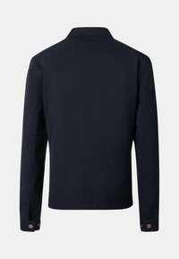 Marinblå jacka med krage, minimal design, långa ärmar och knappade manschetter. Slät textur med rena sömmar.