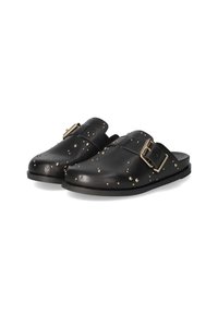 Zwarte leren mules met een ronde neus, versierd met decoratieve studs en een goudkleurige gesp aan de zijkant. Platte rubberen zool, met een gestructureerd oppervlak.
