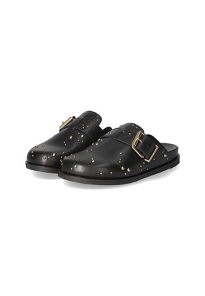 Zwarte leren mules met een ronde neus, versierd met decoratieve studs en een goudkleurige gesp aan de zijkant. Platte rubberen zool, met een gestructureerd oppervlak.