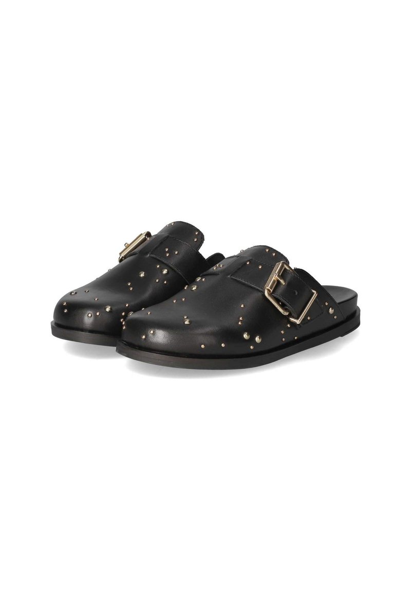 Zwarte leren mules met een ronde neus, versierd met decoratieve studs en een goudkleurige gesp aan de zijkant. Platte rubberen zool, met een gestructureerd oppervlak.