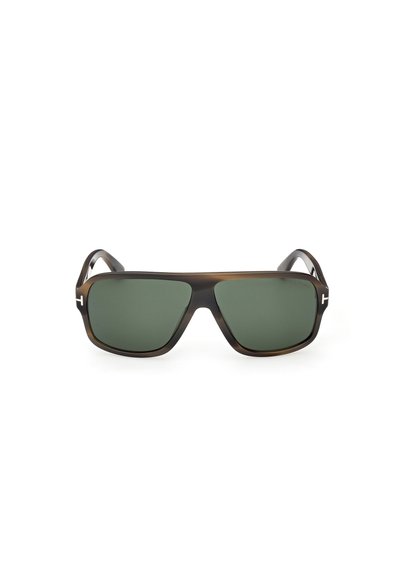 Gafas de sol rectangulares de carey oscuro con lentes tintadas en verde y varillas delgadas con acentos plateados cerca de las bisagras.