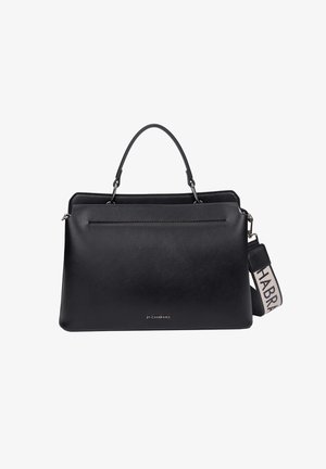 Sac à main en cuir noir avec un design structuré, une poignée supérieure, une bandoulière réglable et une poche avant. Logo de la marque visible à l'avant.