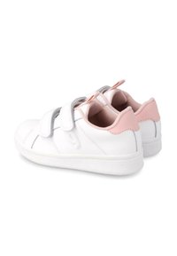 Zapatillas blancas con acentos en rosa, hechas de material sintético, con una textura suave, dos correas de Velcro y un diseño de puntera redondeada.