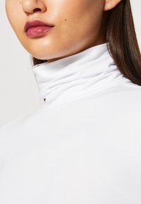 Pieces PCSIRENE ROLLNECK - Hosszú ujjú felső - bright white
