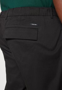 Calvin Klein MODERN TAPERED PLEAT - Chino - black